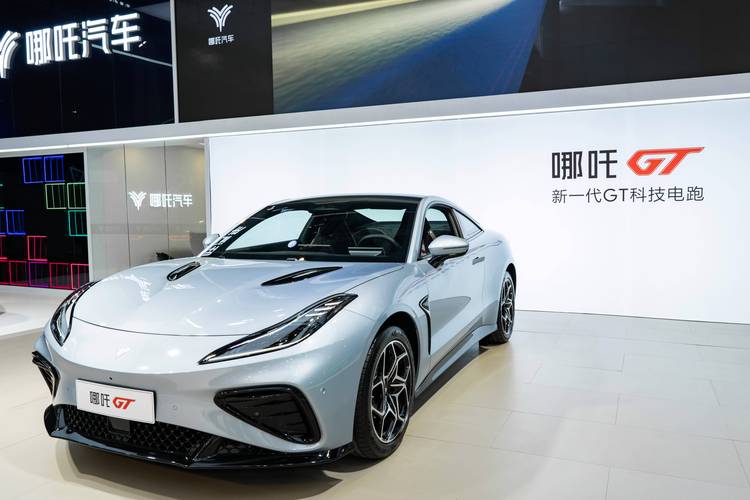 东莞266哪吒汽车在智能汽车领域的表现，领途汽车在新能源汽车市场中的影响力